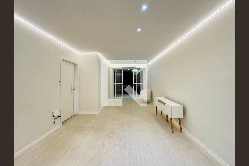 Walk-in closet in a 3-bedroom apartment, 120 m² — photo 5