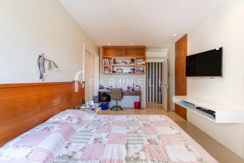 Furnished 1200 m² house with a balcony and 6 bedrooms — photo 40