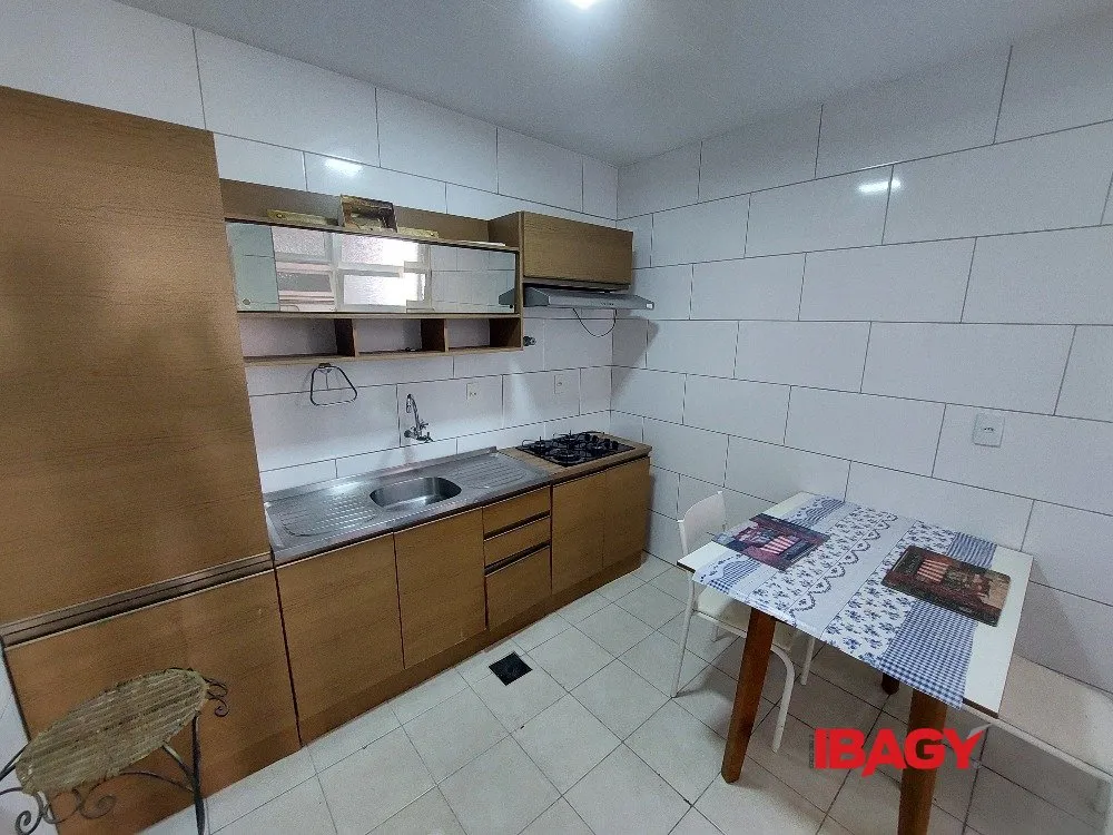 Apartamento sem mobília com 2 dormitórios e sacada — photo 2