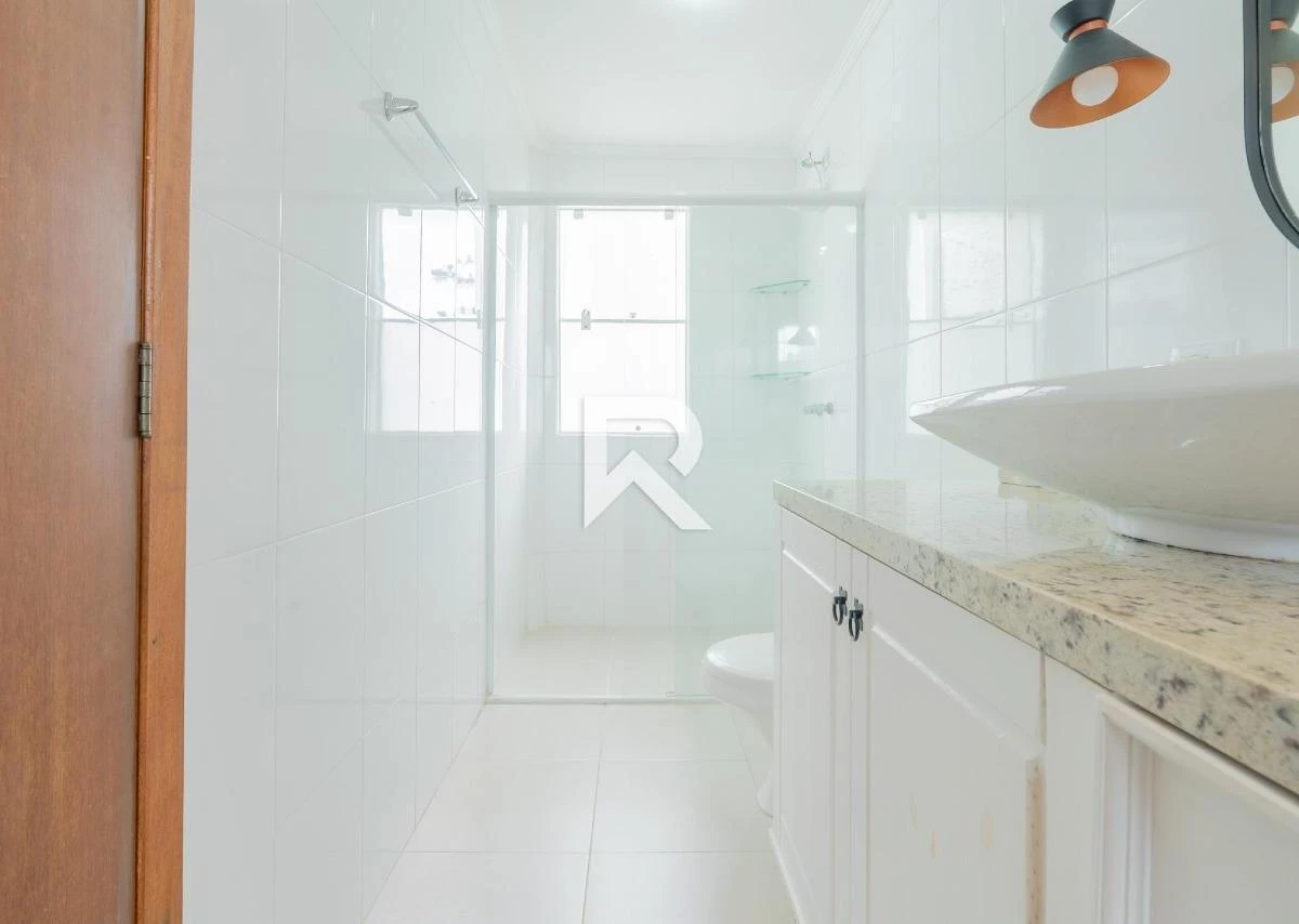 250 m² house with a walk-in closet and a bathtub