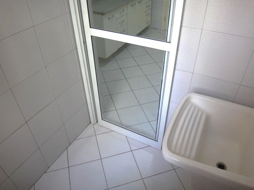 3-bedroom apartment with wood or laminate floors — photo 22