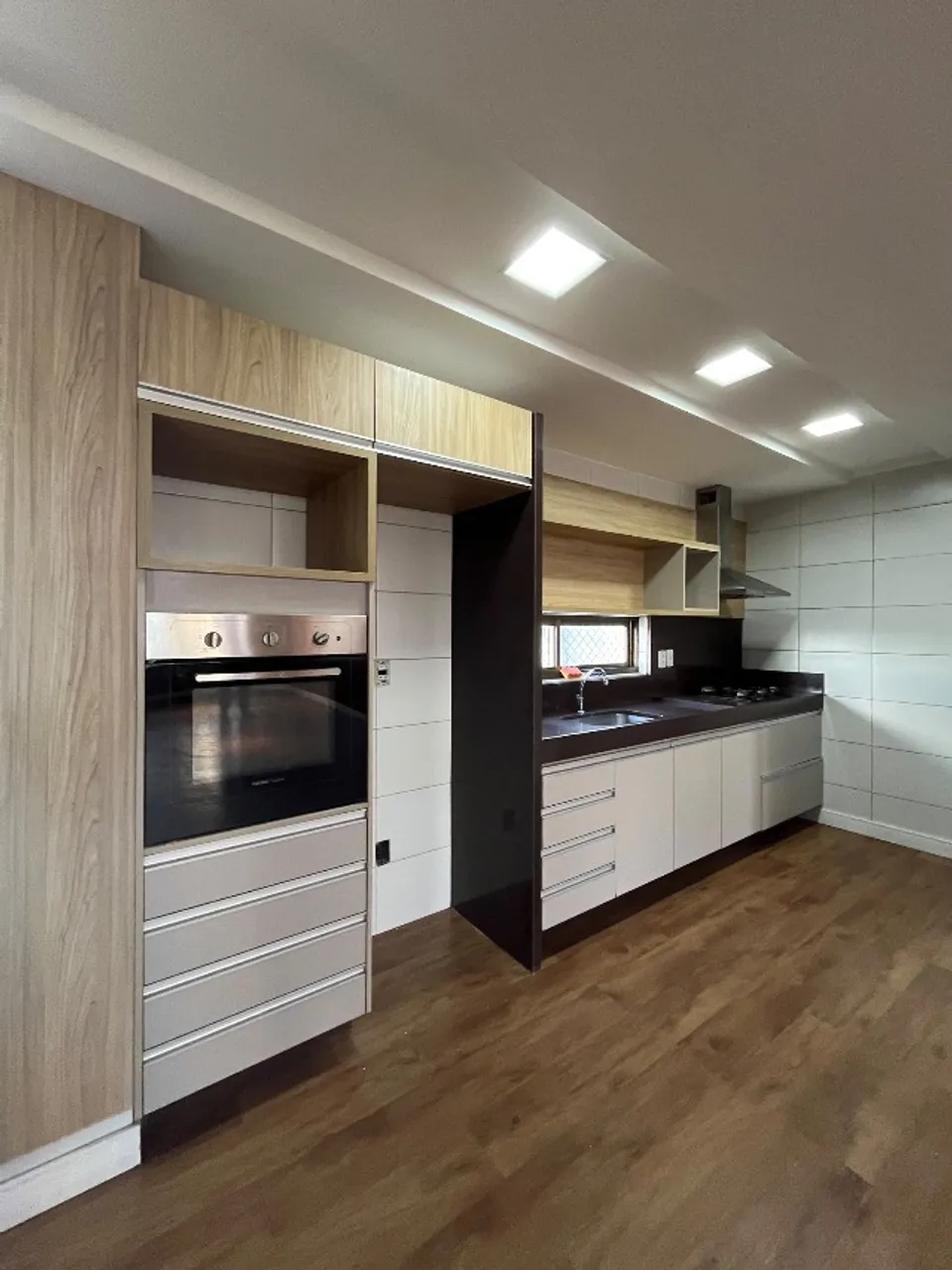4-bedroom apartment with a walk-in closet — photo 4