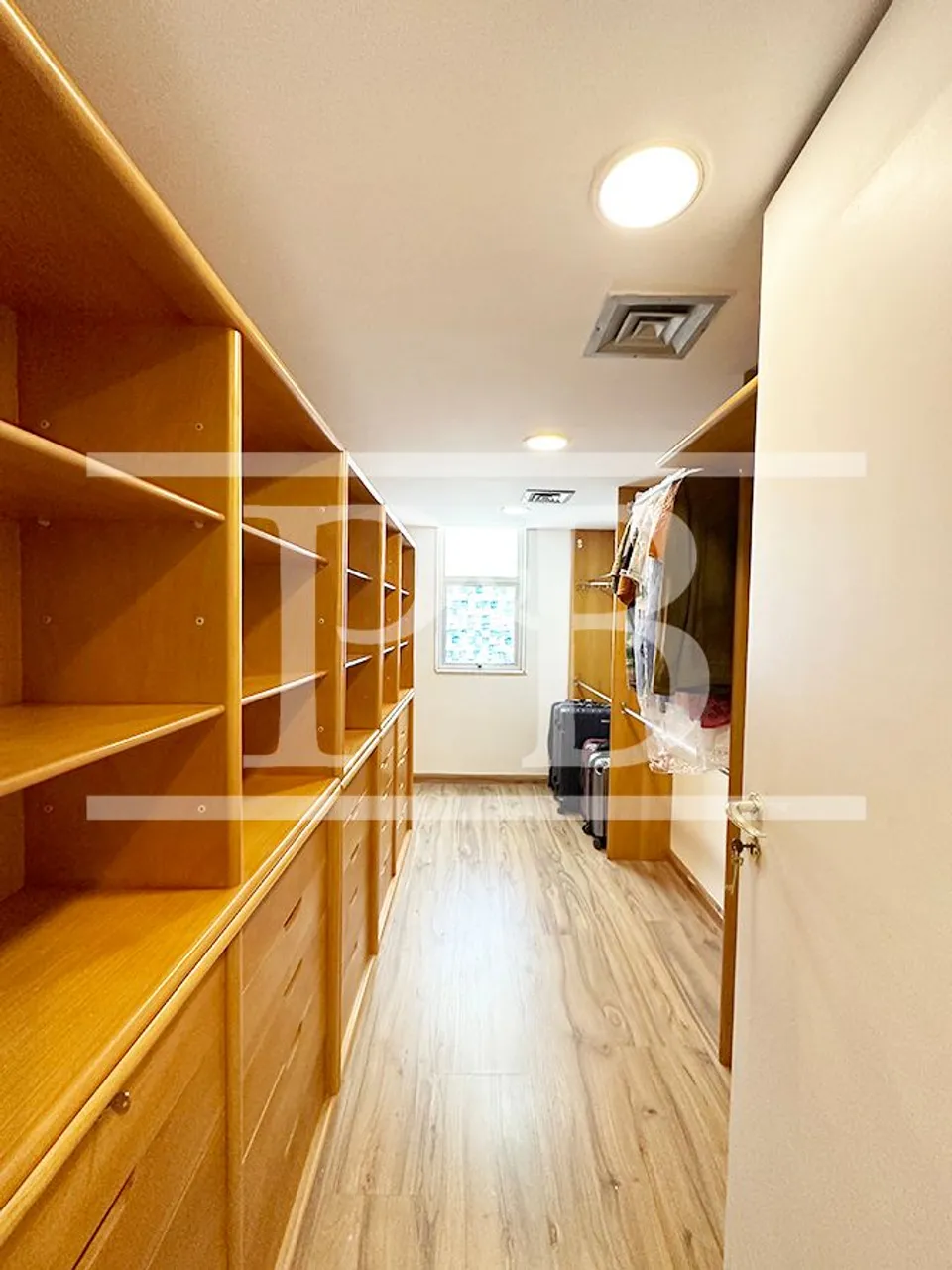 3-bedroom apartment with 220 m² and laundry area — photo 7