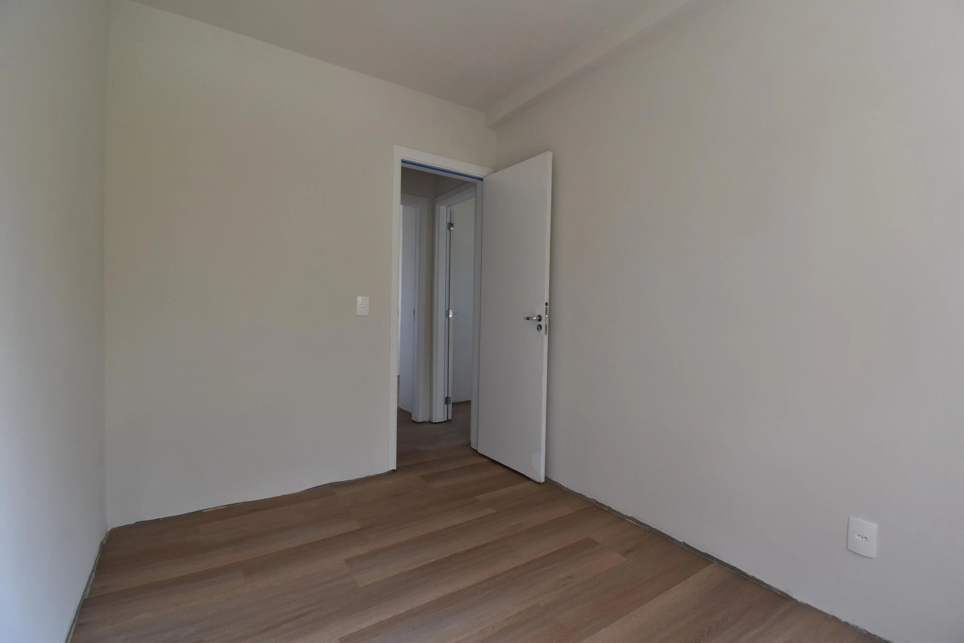Balcony with a grill in a 3-bedroom apartment, 64 m² — photo 48