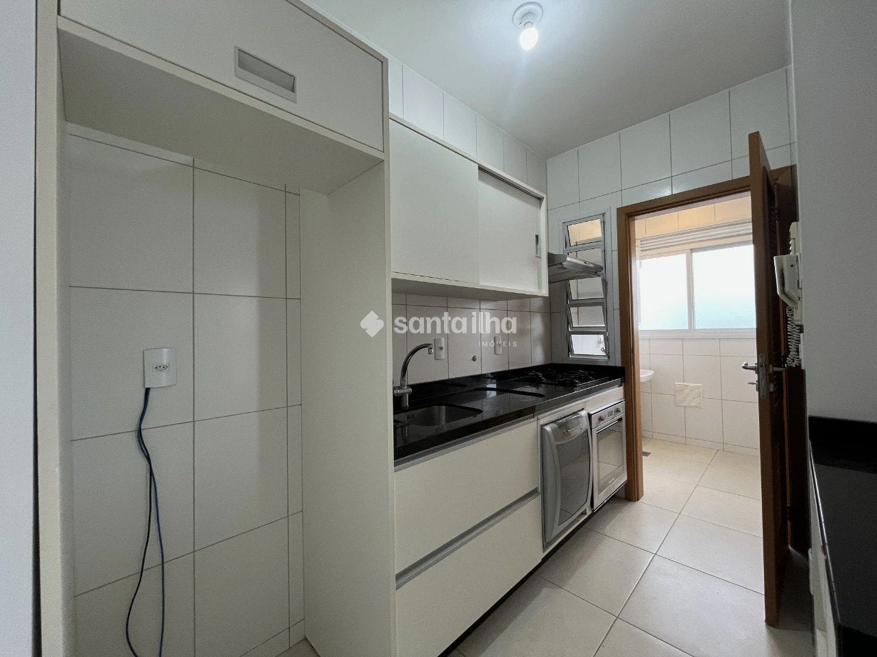Balcony with a grill in a 2-bedroom apartment, 128 m² — photo 15