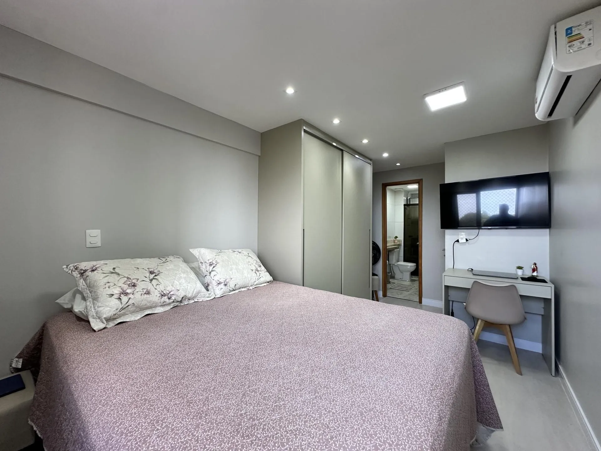 2-bedroom apartment with floor-to-ceiling windows — photo 5