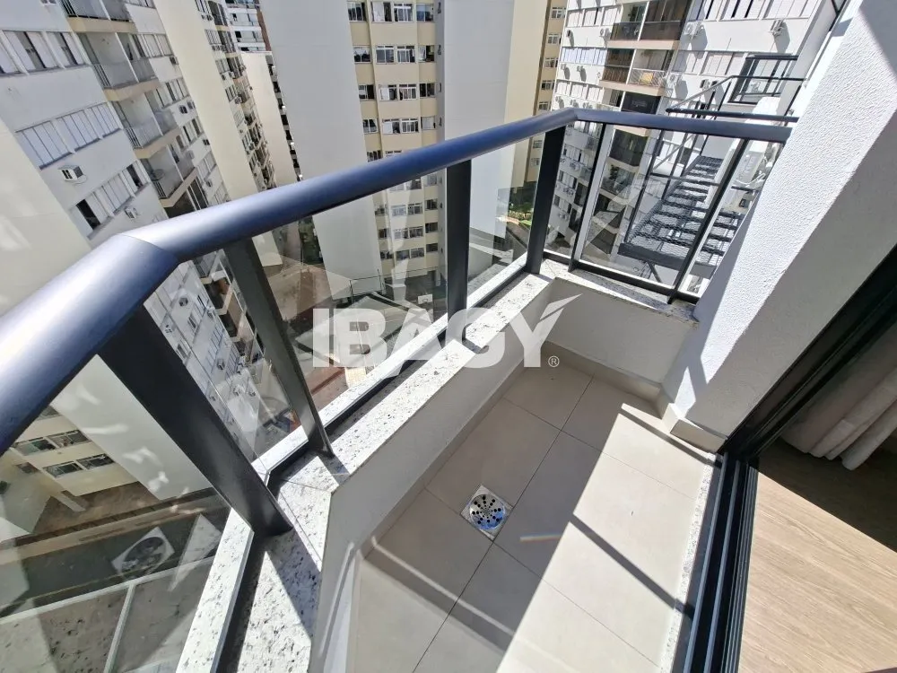 Studio with a glassed-in balcony and open-plan kitchen — photo 78