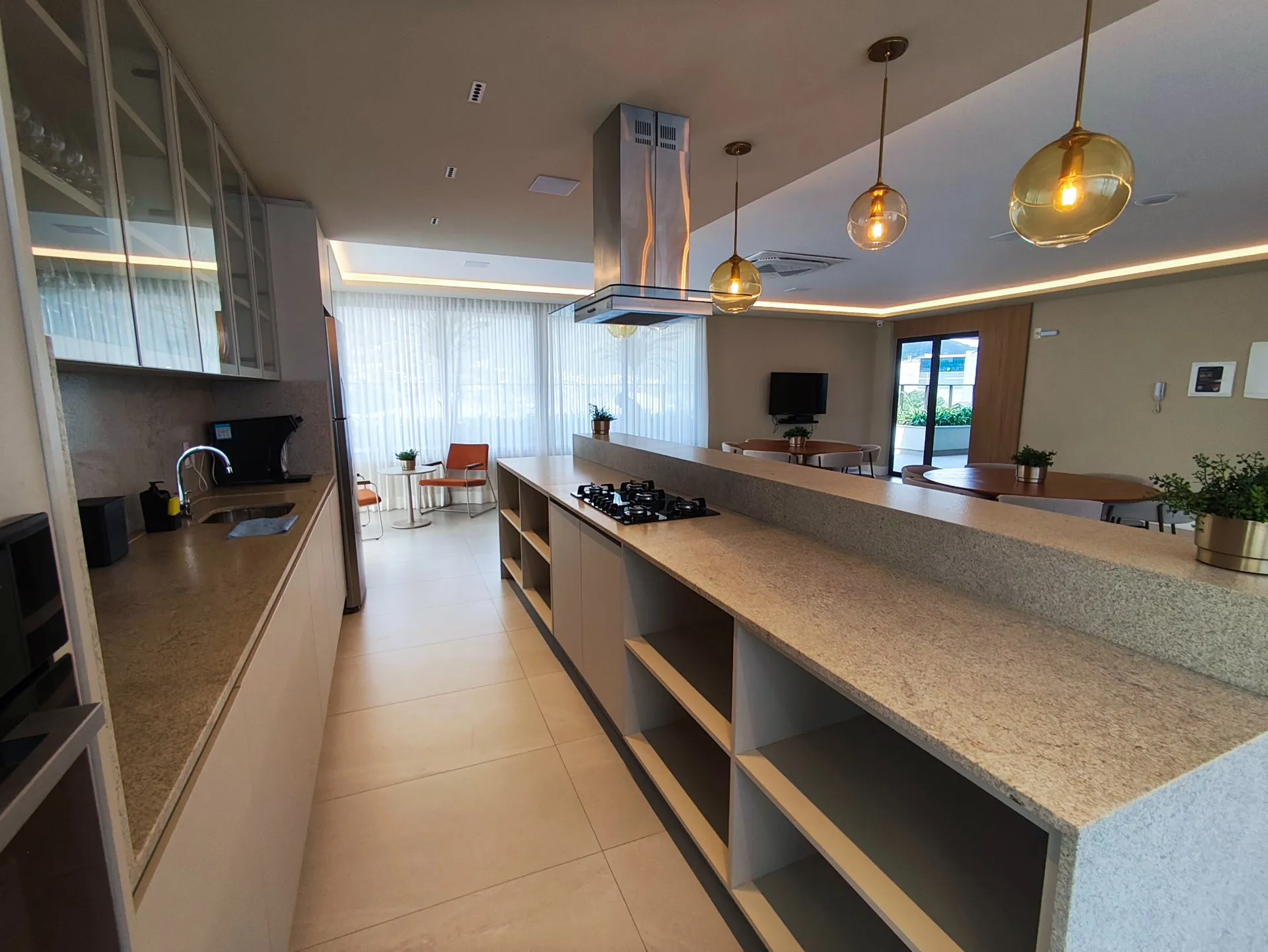 One-bedroom apartment in a building with a heated pool — photo 23