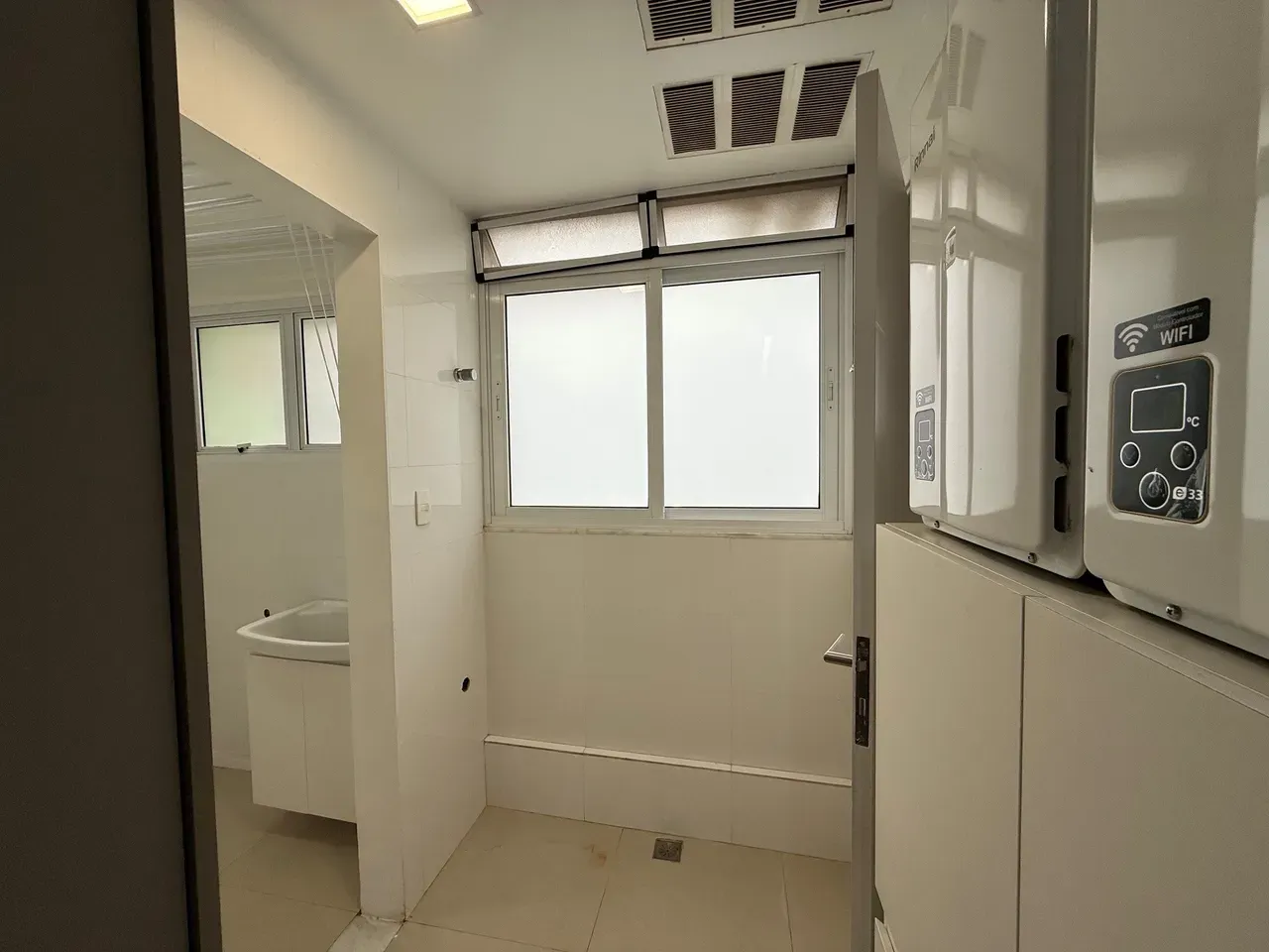 3-bedroom apartment with 4 bathrooms and a glass balcony — photo 22