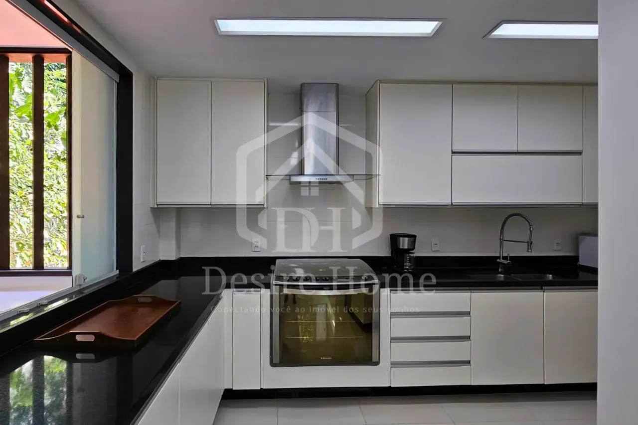 Casa com 4 quartos e 5 banheiros, cozinha a gás — photo 2