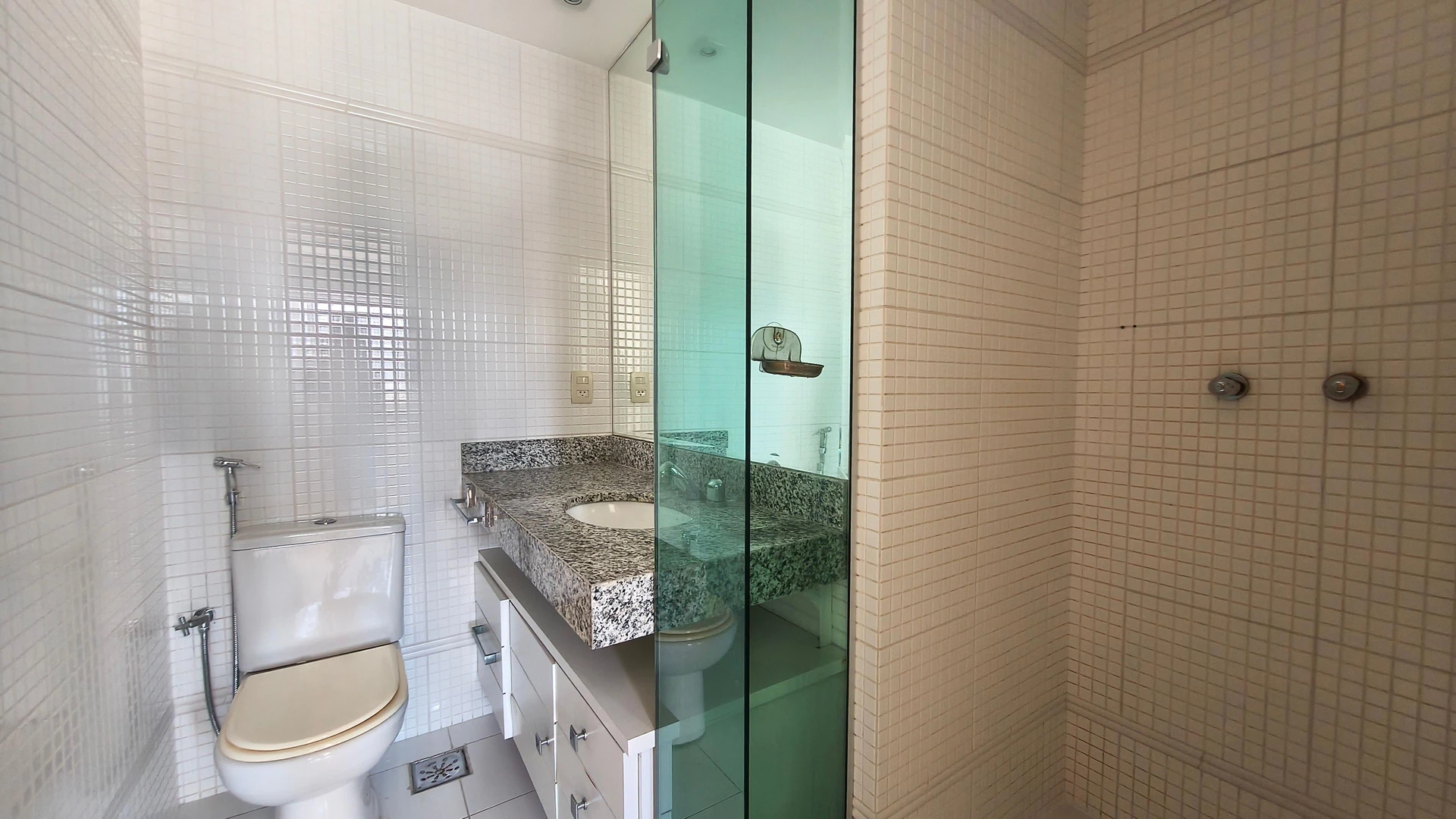 Apartamento com 3 suítes e fogão a gás na cozinha — photo 33