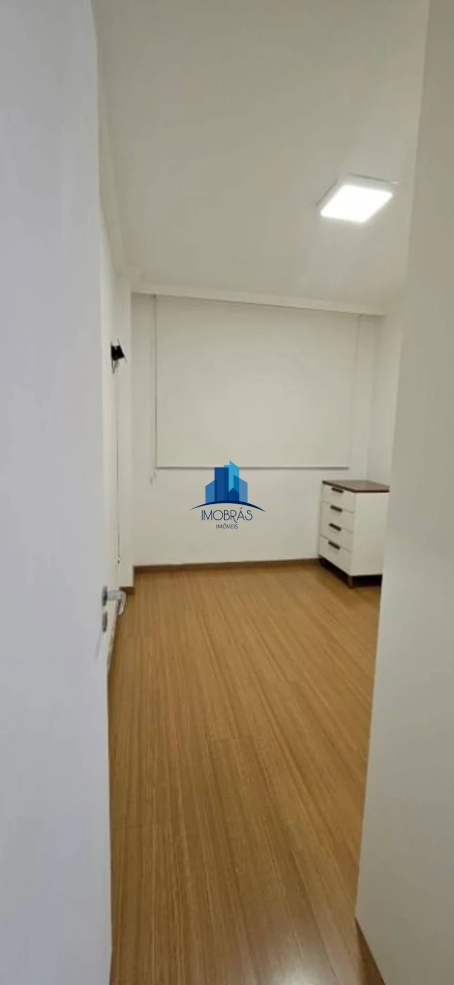 Wood or laminate floors in a one-bedroom apartment, 35 m² — photo 14
