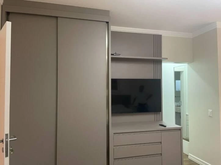 Застеклённый балкон и 4 спальни: дом 258 м²