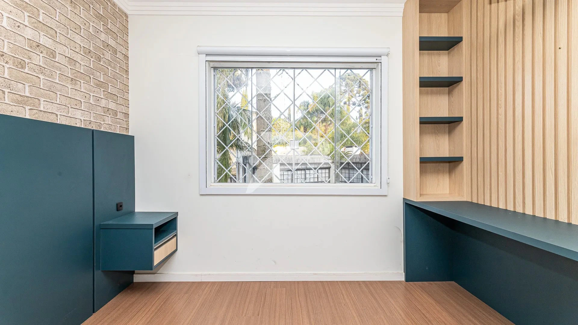 Balcony with a grill in a 3-bedroom house, 168 m² — photo 7