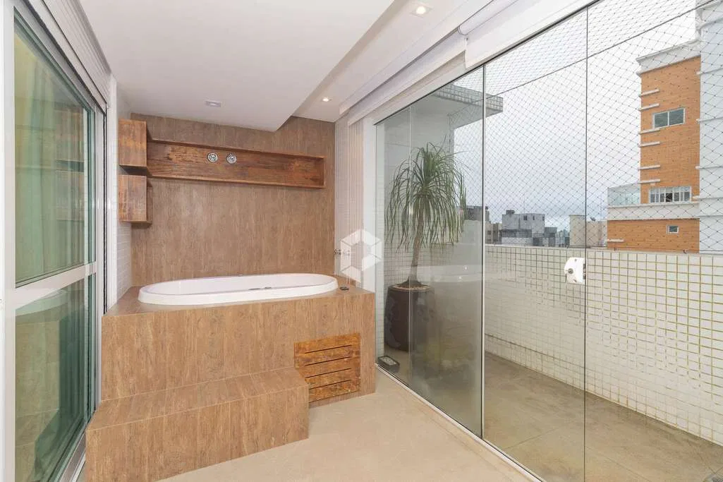 Застеклённый балкон и 2 спальни: квартира 163 м² — photo 24