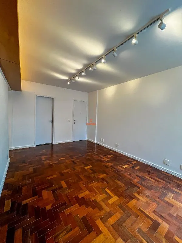 One-bedroom apartment with wood or laminate floors — photo 10