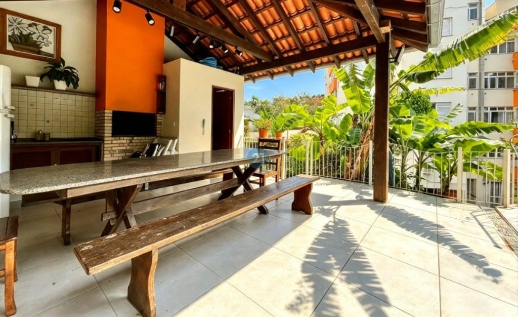 3-bedroom apartment in a building with a pool — photo 26