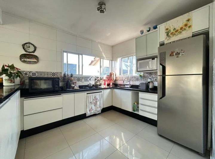 Furnished 465 m² house with 4 bedrooms and 2 suites — photo 8
