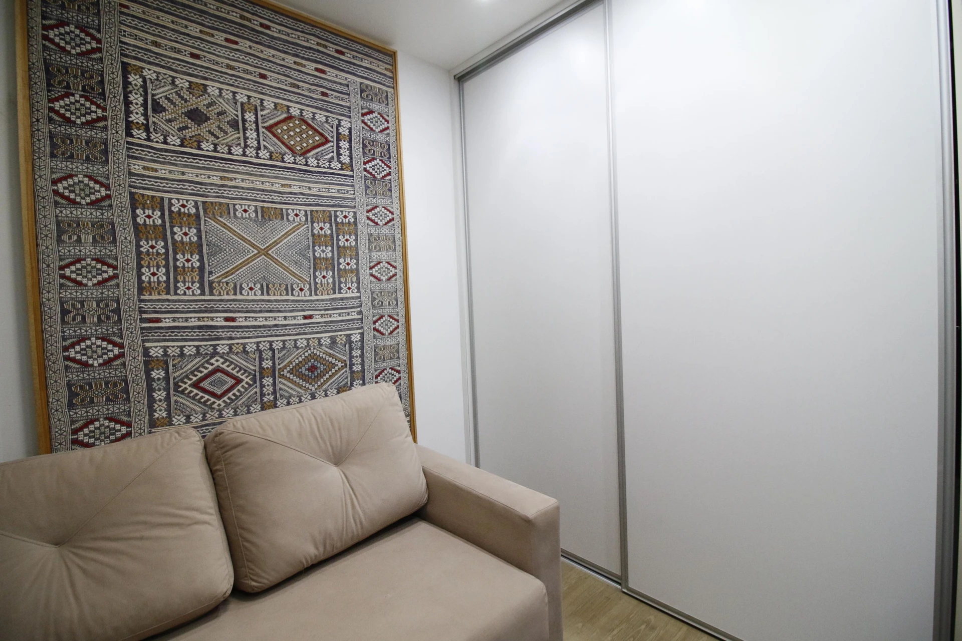 Walk-in closet in a 2-bedroom apartment, 90 m² — photo 6
