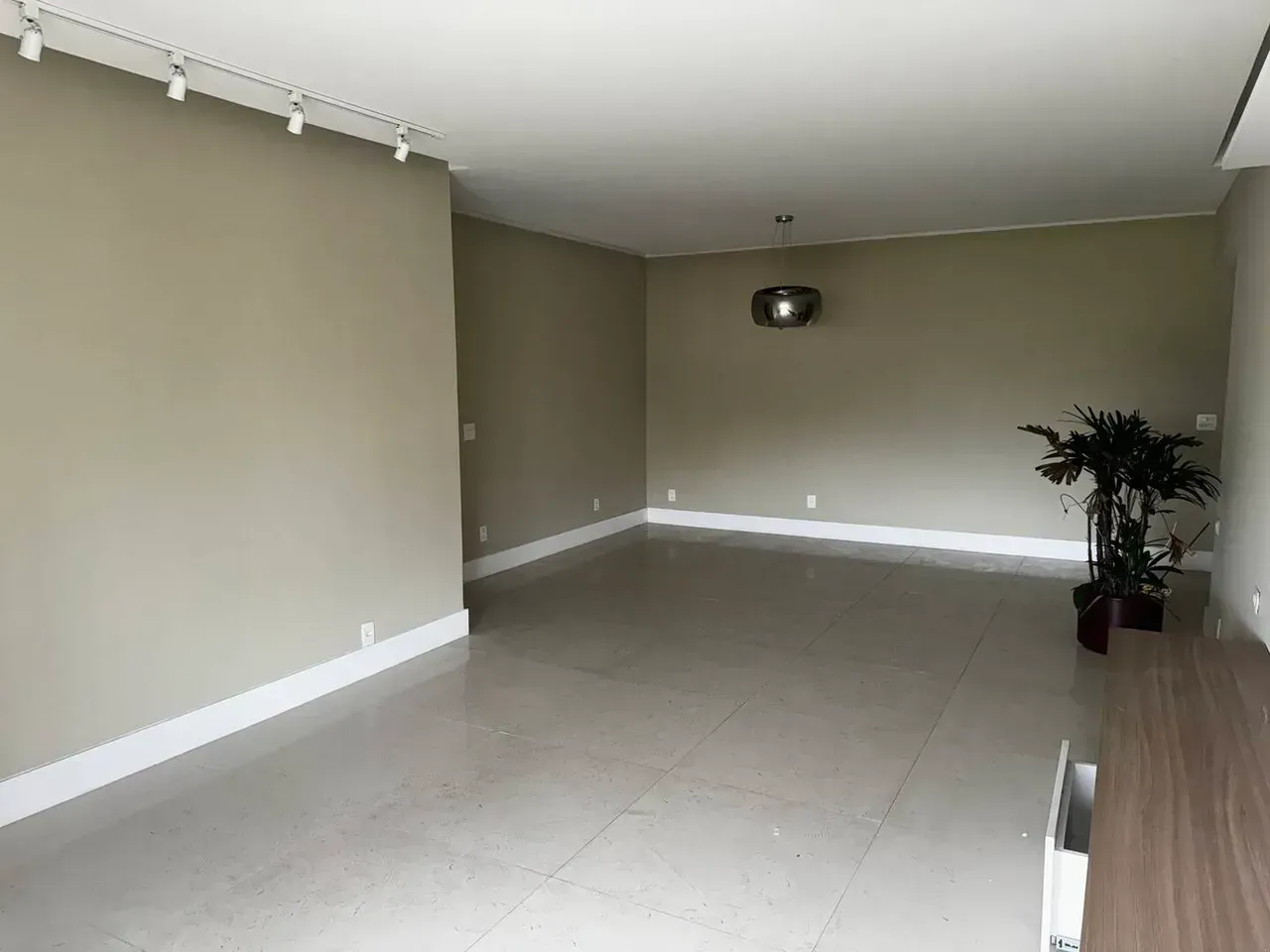 Apartamento com 4 quartos e varanda de vidro — photo 9