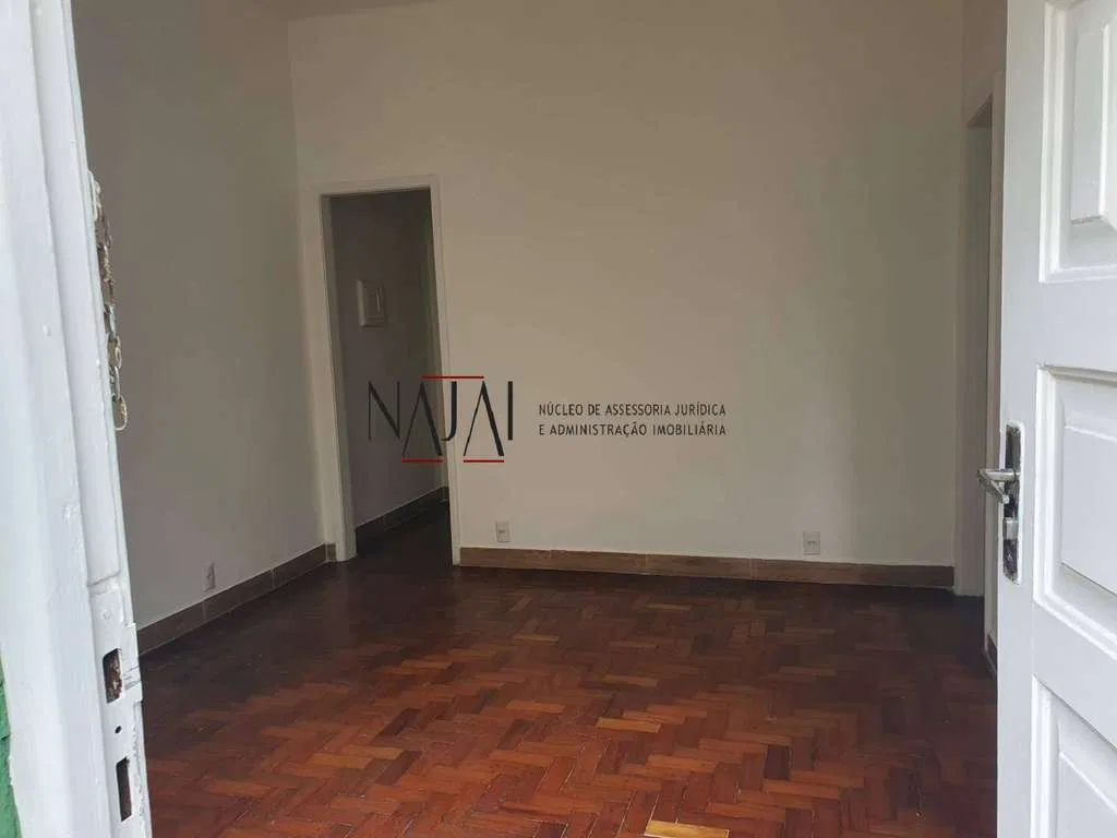 Wood or laminate floors in a 2-bedroom house, 48 m²