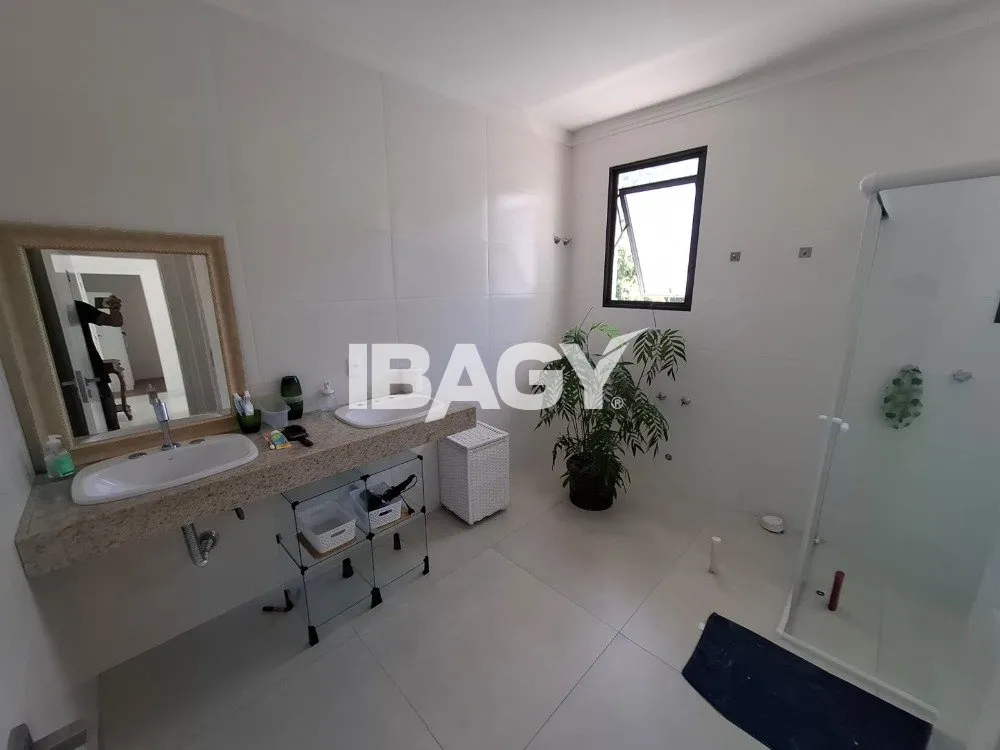 Furnished house with 4 en-suites and 220 m², no parking — photo 20