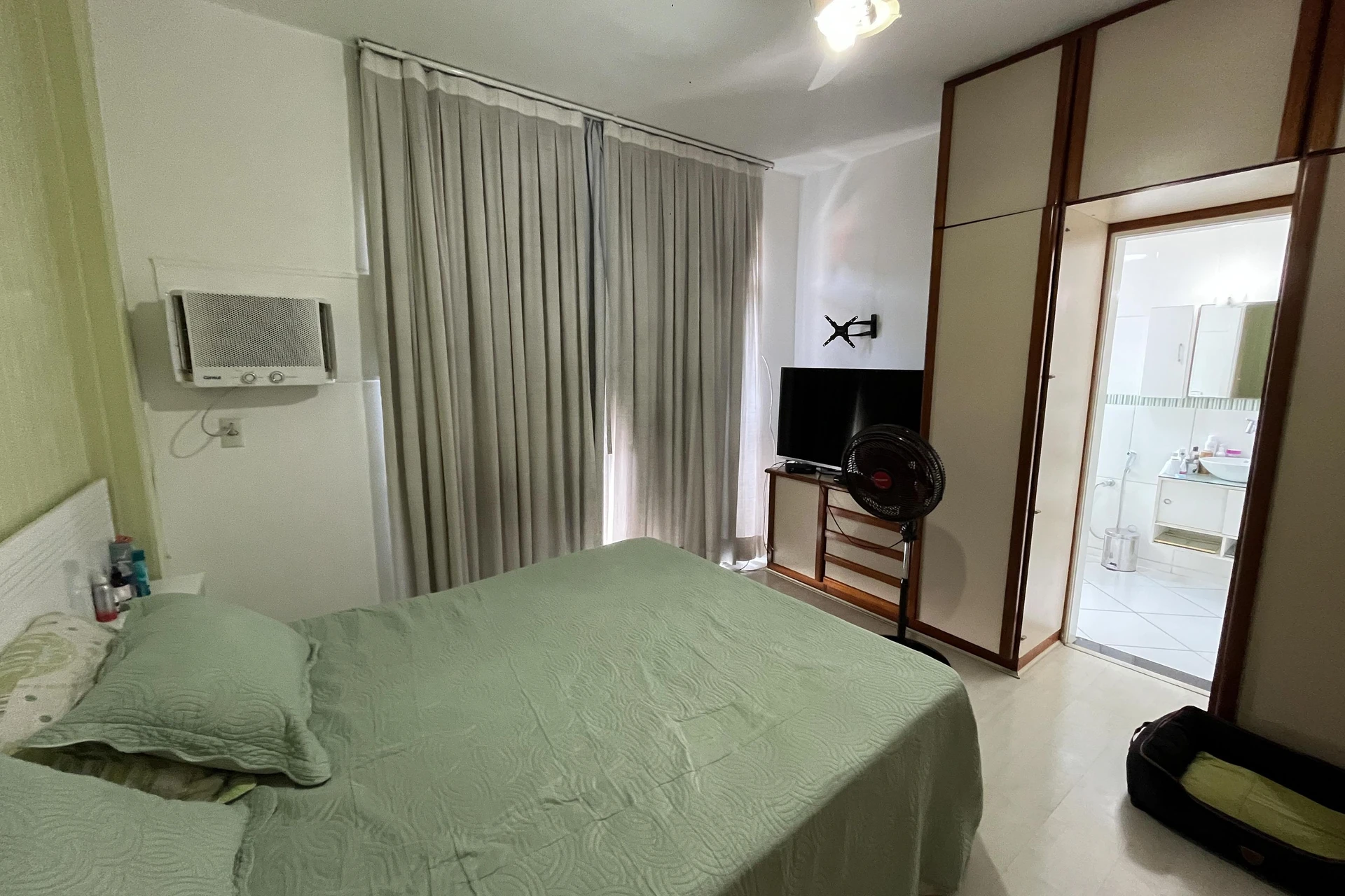 Glass-enclosed balcony in a 3-bedroom apartment, 131 m² — photo 8