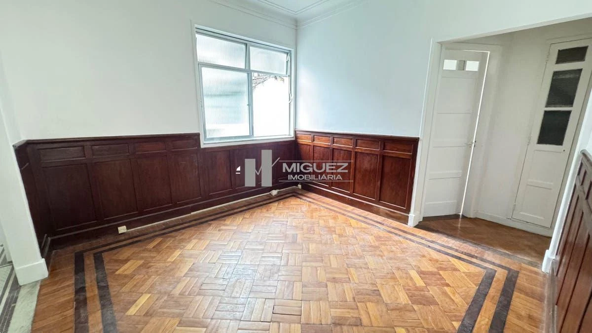 Wood or laminate floors in a 3-bedroom house, 80 m² — photo 3