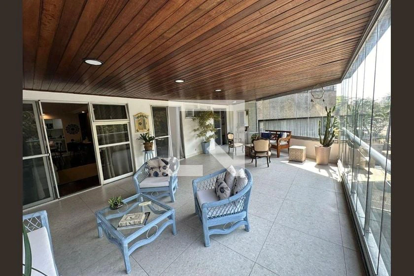 Glass-enclosed balcony in a 3-bedroom apartment, 132 m² — photo 3