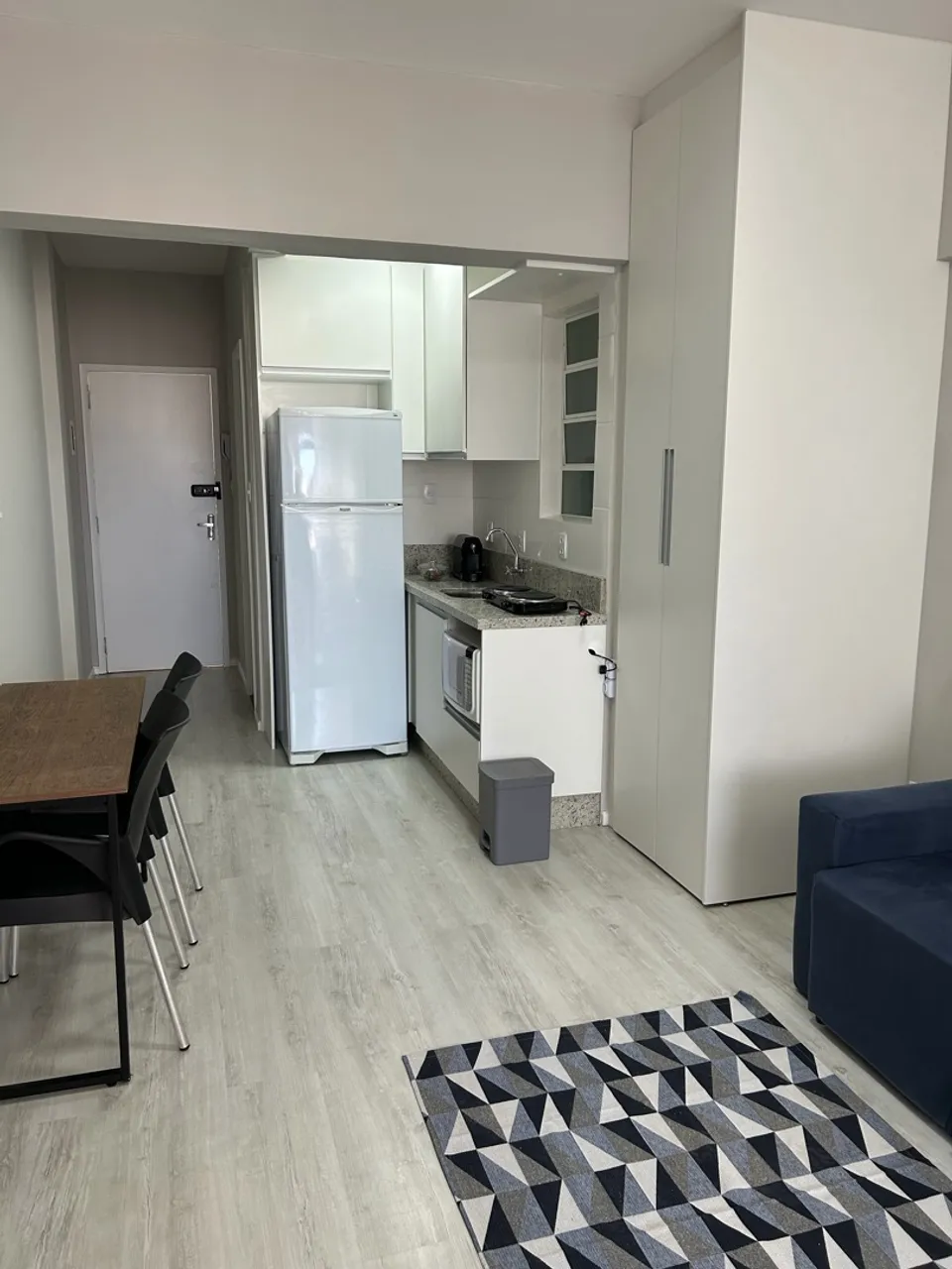 One-bedroom apartment with a dryer — photo 2