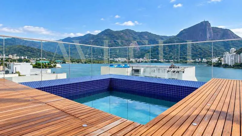 3-bedroom apartment in a building with a pool — photo 7