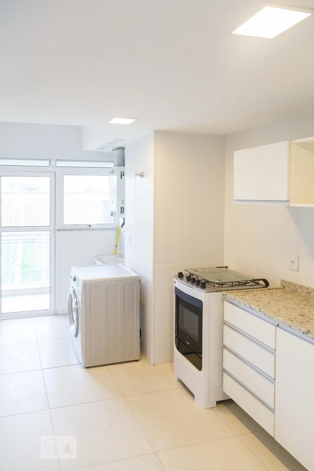 Furnished 2-bedroom apartment with gas open-plan kitchen — photo 17