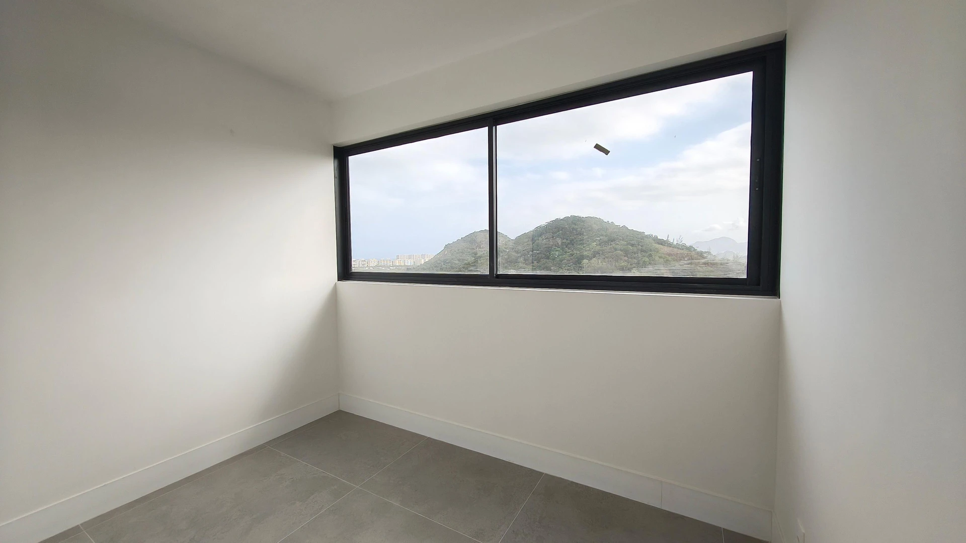 Unfurnished apartment with 2 bedrooms and open-plan kitchen — photo 16