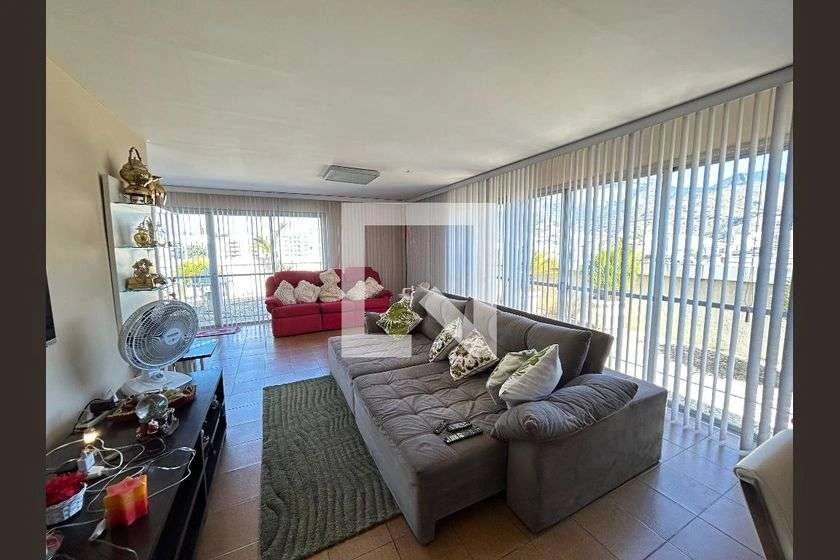 400 m² apartment with 4 bedrooms and a laundry area