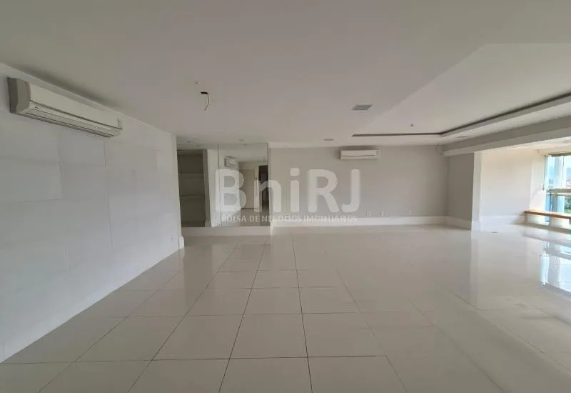 Apartment with 4 bedrooms and a glass balcony — photo 2