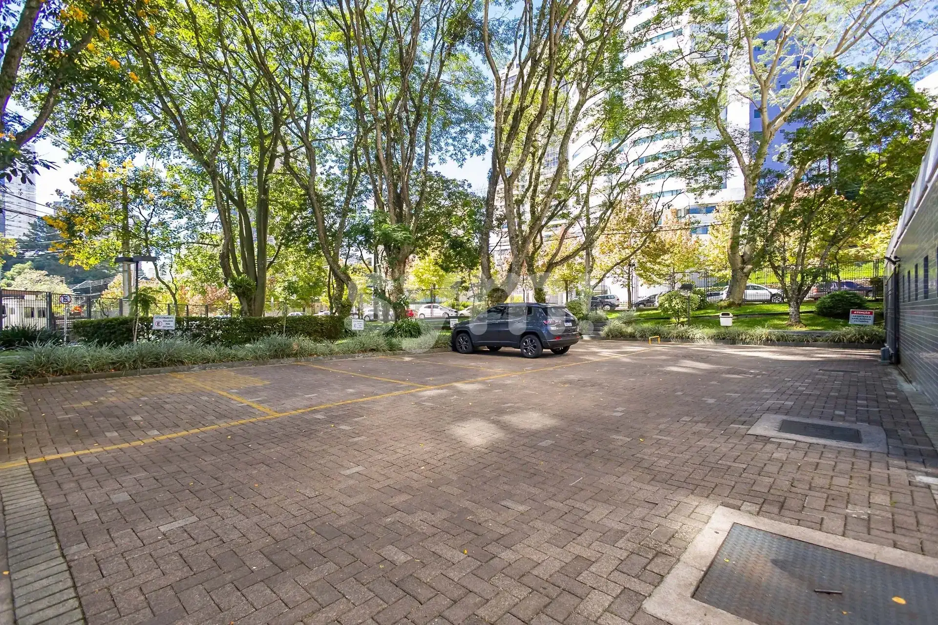 2-bedroom apartment with fitted kitchen and 2 parking spots — photo 48