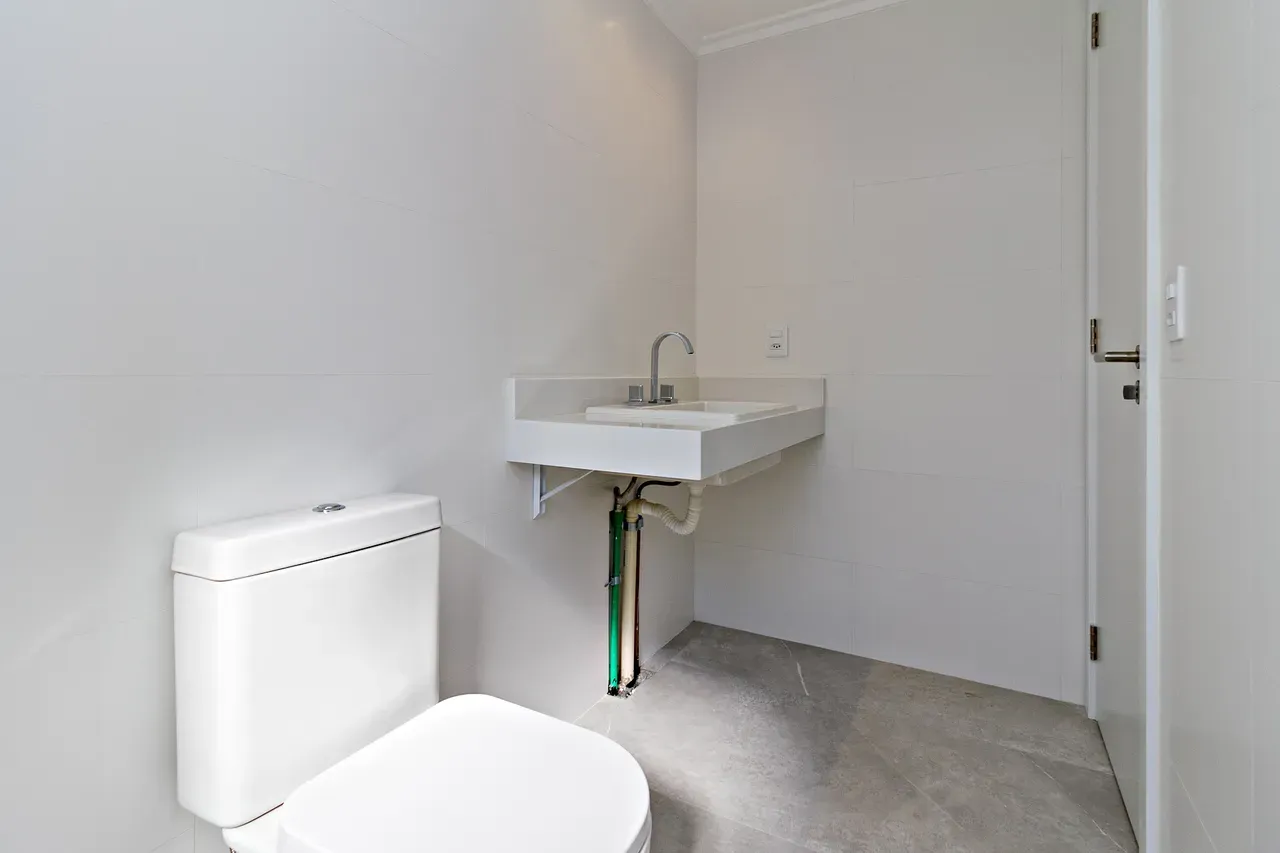 Balcony with a grill in a 4-bedroom apartment, 158 m² — photo 50