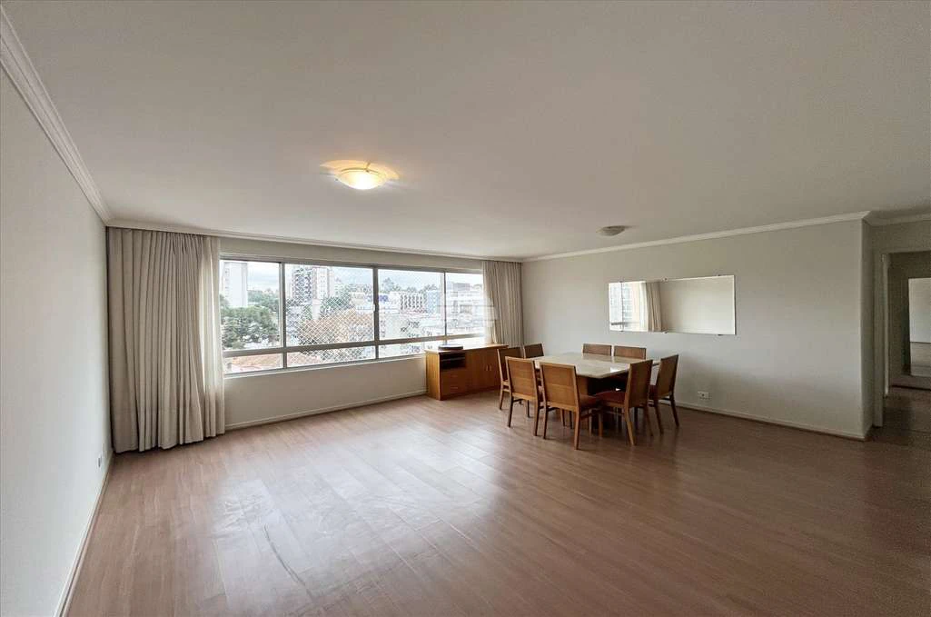 Apartamento de 3 quartos com piso de madeira na sala — photo 2