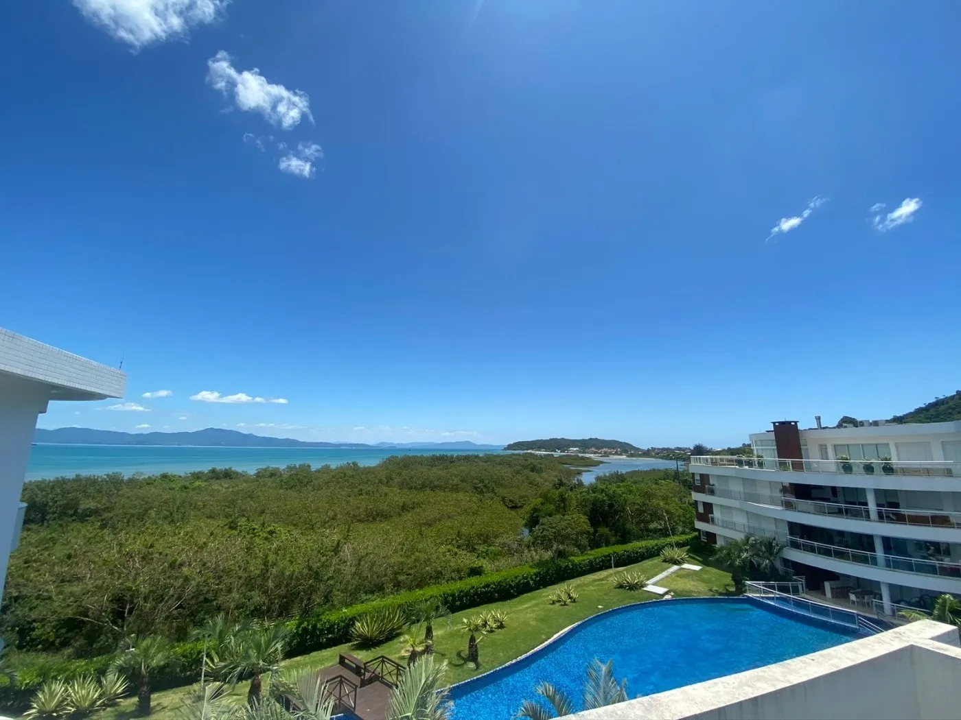318 m² apartment with a bathtub and a water view — photo 44