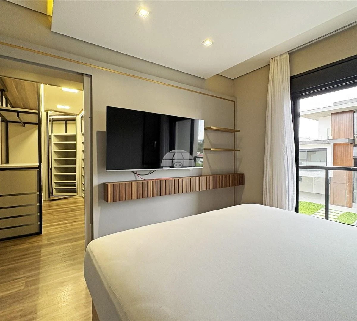 Furnished 293 m² house with open-plan kitchen — photo 49