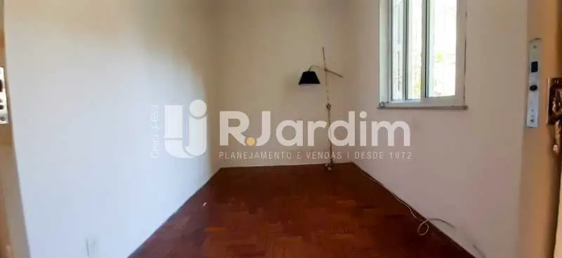 Residential house with a closed kitchen and gas stove — photo 8