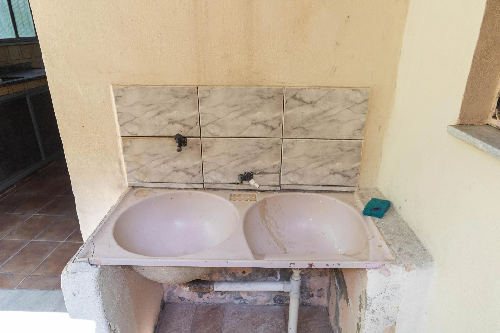 House with 2 bedrooms and a separate gas stove kitchen
