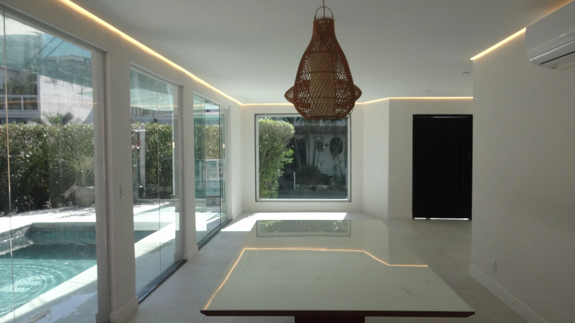 Casa de 384 m² com janelas do piso ao teto e varanda gourmet — photo 78