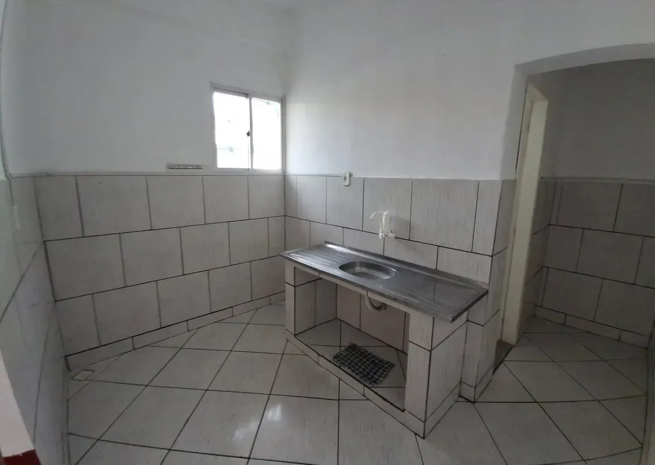Casa sem mobília com 1 quarto e 1 banheiro