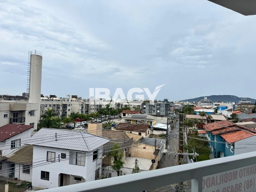 One-bedroom apartment in a building with a pool — photo 10