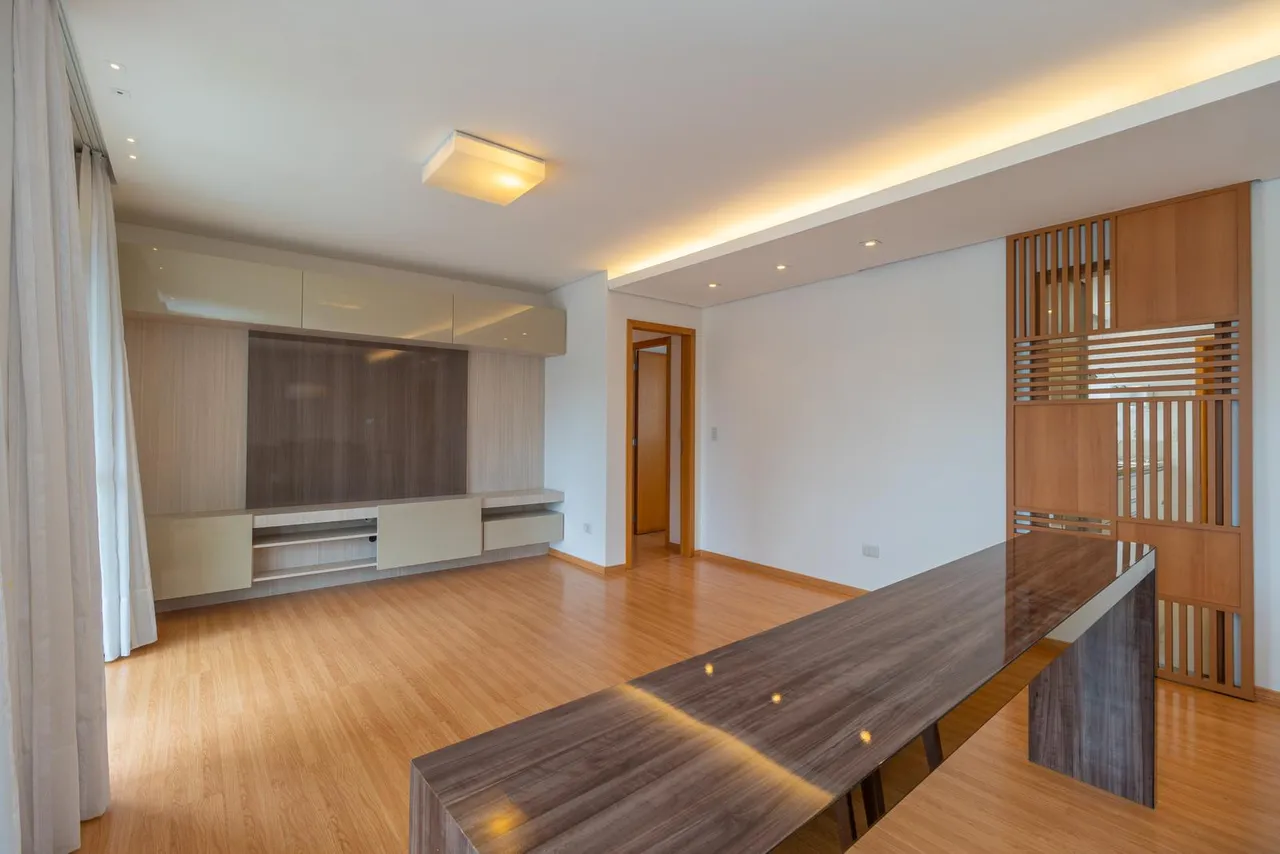 Unfurnished 3-bedroom apartment with glass balcony — photo 4