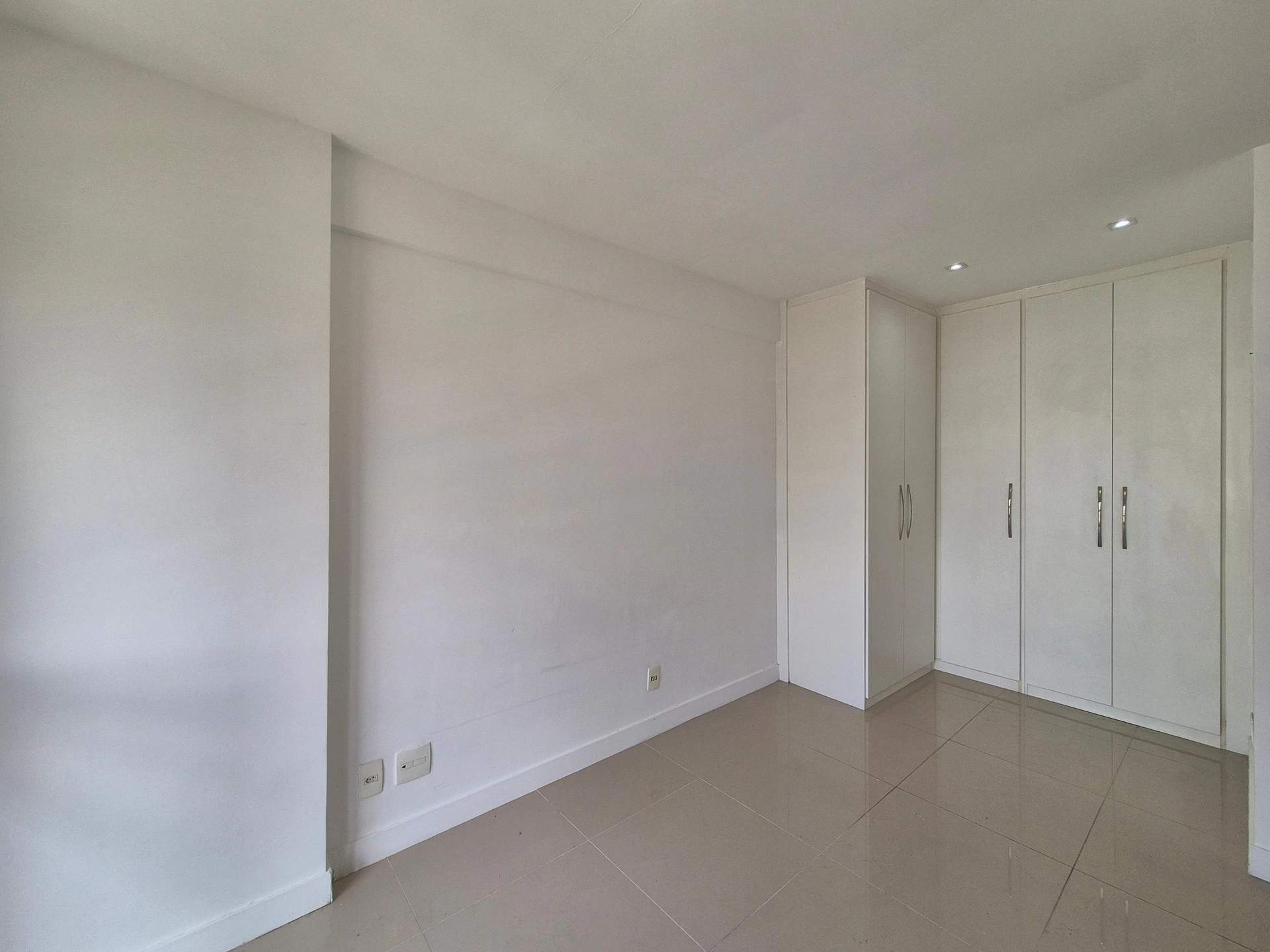 3-bedroom apartment with balcony and open-plan kitchen — photo 32
