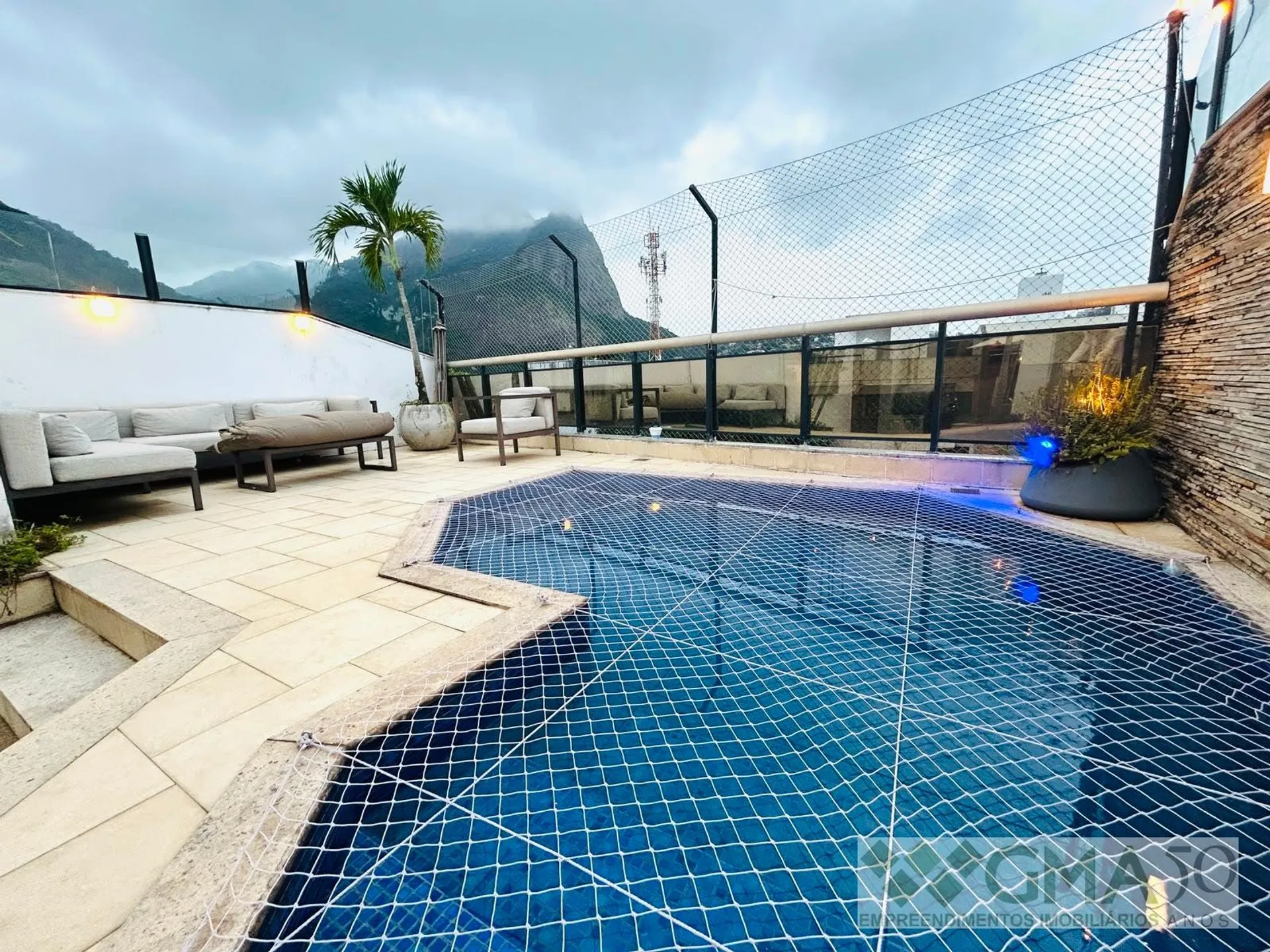Furnished penthouse with 4 bedrooms and mountain views
