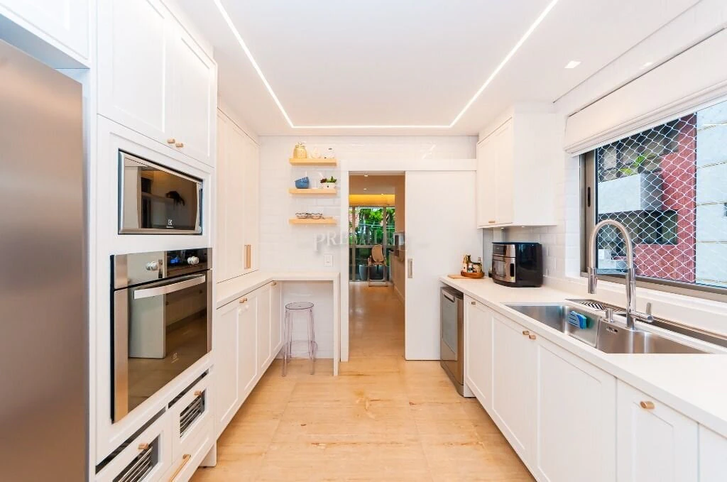 266 m² apartment with a walk-in closet and a bathtub — photo 12