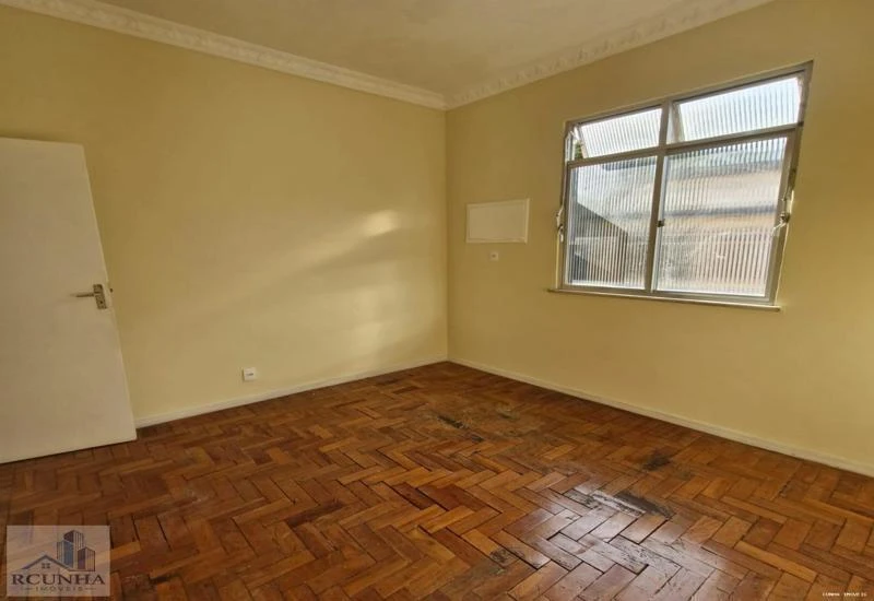 Wood or laminate floors in a one-bedroom apartment, 47 m² — photo 10